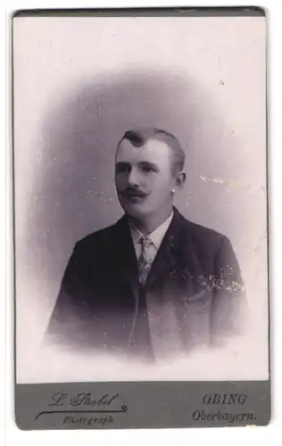 Fotografie L. Strobel, Obing / Oberbayern, Portrait junger Herr im Anzug mit Krawatte und Schnurrbart