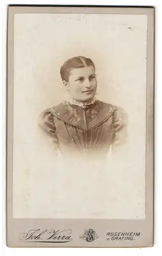 Fotografie Joh. Verra, Rosenheim, Portrait junge Dame mit zurückgebundenem Haar