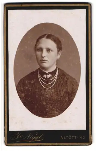 Fotografie J. Niggl, Altötting, Brustportrait Portrait junge Dame mit Kragenbrosche und Halskette