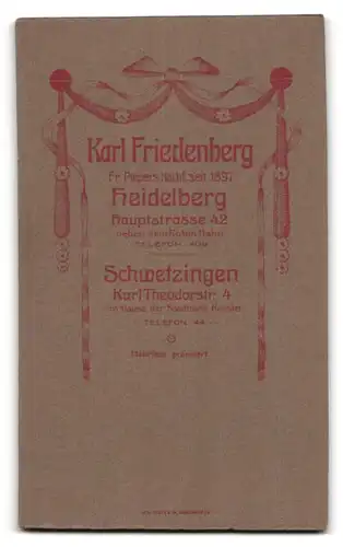 Fotografie Karl Friedenberg, Heidelberg, Portrait niedliches Kleinkind im weissen Hemd auf Fell sitzend