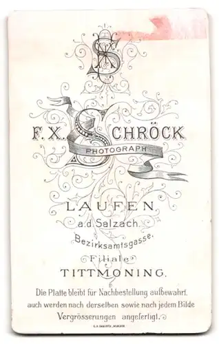 Fotografie Fr. Xav. Schröck, Laufen a / S., Portrait modisch gekleidete Dame mit Blümchen an Stuhl gelehnt