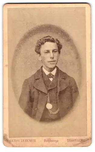 Fotografie Anton Lehemeir, Trostberg, Portrait junger Mann im Anzug mit Fliege und Taschenuhr