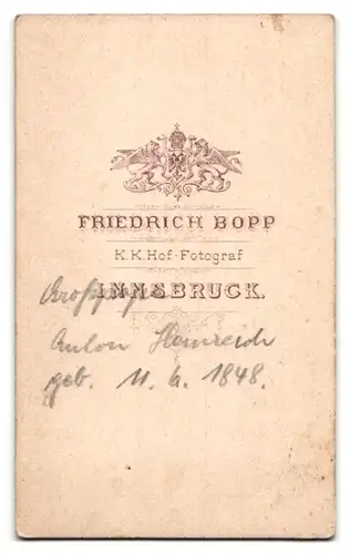 Fotografie Friedrich Bopp, Innsbruck, Portrait junger Herr im Anzug mit Fliege und Schnurrbart