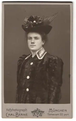 Fotografie Carl Berne, München, Portrait junge Dame in hübscher Kleidung mit Hut