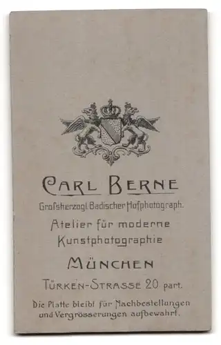 Fotografie Carl Berne, München, Portrait junge Dame in hübscher Kleidung mit Hut