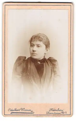Fotografie Adalbert Werner, München, Portrait junge Dame mit zurückgebundenem Haar