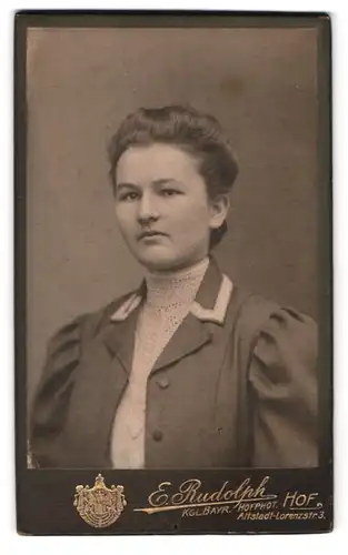 Fotografie E. Rudolph, Hof, Portrait junge Dame in zeitgenössischer Kleidung