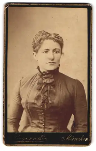 Fotografie J. Biegenonski, München, Portrait junge Dame mit moderner Frisur