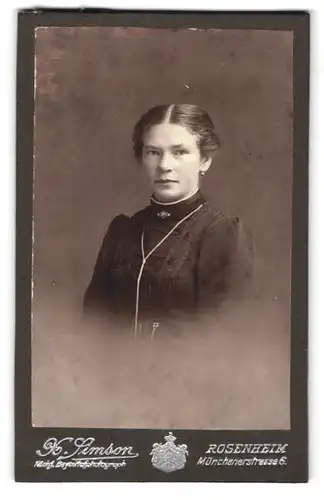 Fotografie X. Simson, Rosenheim, Portrait junge Dame im schwarzen Kleid mit Kragenbrosche