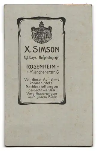 Fotografie X. Simson, Rosenheim, Portrait junge Dame im schwarzen Kleid mit Kragenbrosche