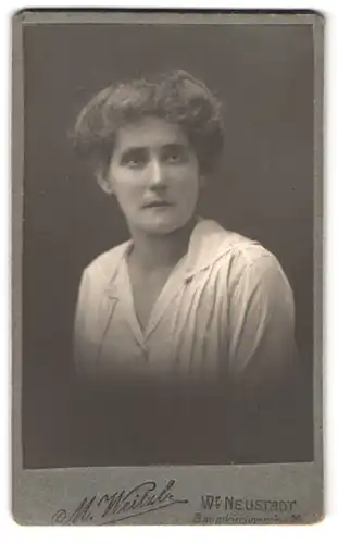 Fotografie M. Weitzl, Wiener Neustadt, Portrait junge Dame in heller Kleidung