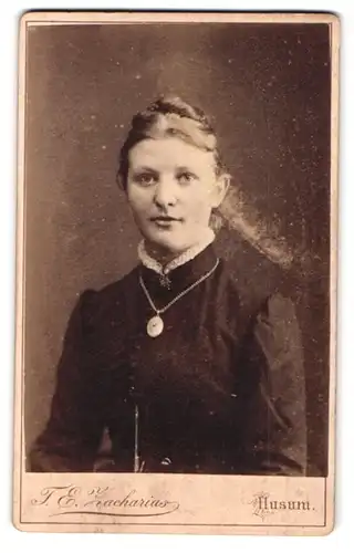 Fotografie T. E. Zacharias, Husum, Dame im dunklen Kleid mit Halskette