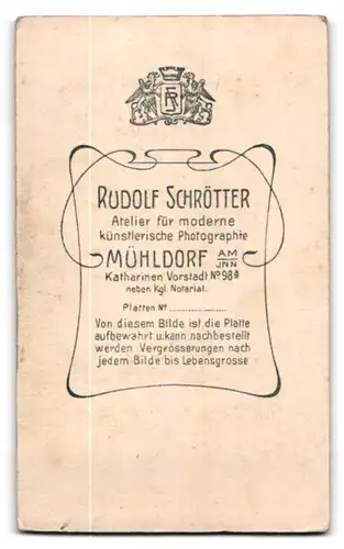 Fotografie P. Schrötter, Mühldorf a. Inn., Dame im dunklen Kleid mit Hand auf Beistelltisch