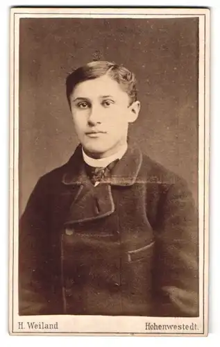 Fotografie H. Weiland, Hohenwestedt, Junger Mann im Anzug mit Scheitel