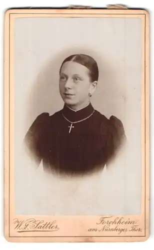 Fotografie W. F. Stattler, Forchheim, Dame im dunklen Kleid mit Halskette