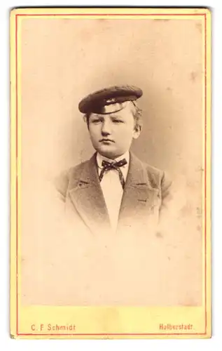 Fotografie C. F. Schmidt, Halberstadt, Junger Mann im Mantel mit Schirmmütze