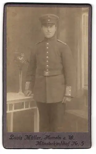 Fotografie Louis Müller, Hameln a. W., Soldat in Uniform