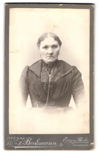 Fotografie W. J. Beckmann, Essen / Ruhr, Portrait ältere streng blickende Dame