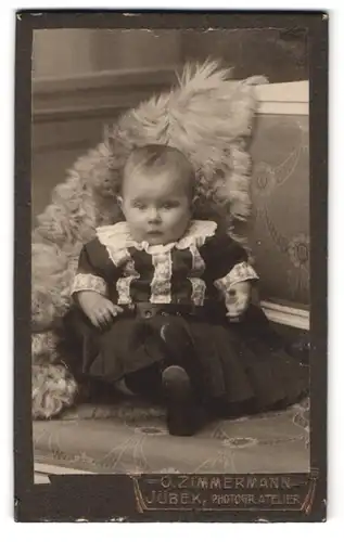 Fotografie O. Zimmermann, Jübek, Kleinkind in festlichem Kleid