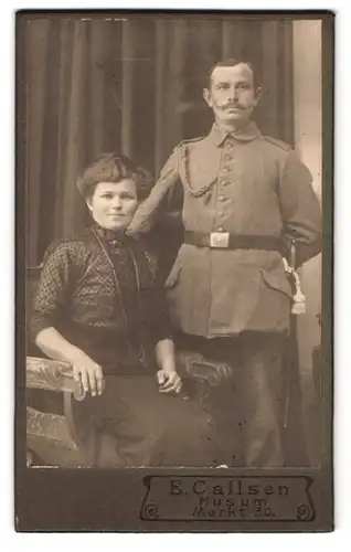 Fotografie E. Callsen, Husum, Soldat in Uniform posiert mit seiner Gattin