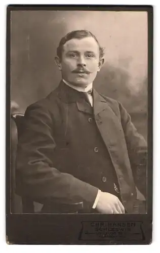 Fotografie Chr. Hansen, Schleswig, junger Herr mit pomadigem Haar