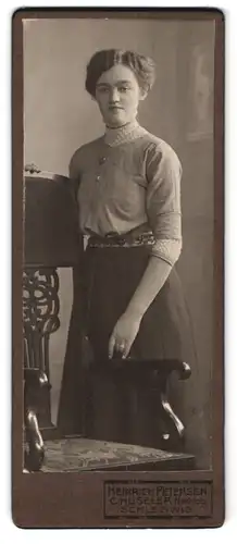 Fotografie Heinrich Petersen, Schleswig, Portrait einer jungen Dame am Stuhl posierend