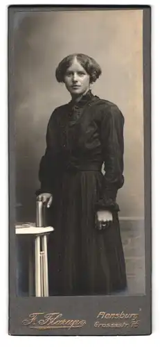 Fotografie F. Flarup, Flensburg, Portrait einer jungen Dame in schwarzem Gewand und Rosenkranz