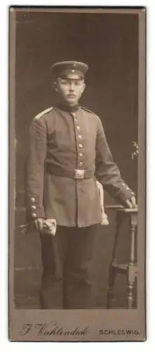 Fotografie F. Vahlendick, Schleswig, Soldat in Uniform mit Schirmmütze