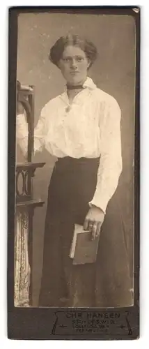 Fotografie Chr. Hansen, Schleswig, junge Frau posiert an einem Regal