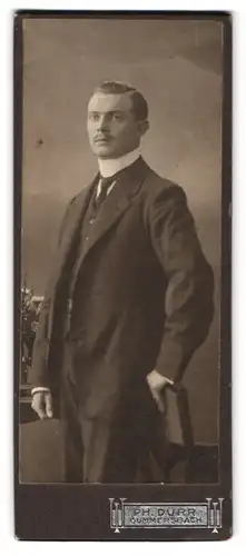Fotografie Ph. Dürr, Gummersbach, Portrait junger Mann im Anzug mit Krawatte