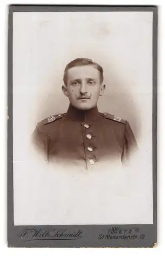 Fotografie F Wilh. Schmidt, Metz, Portrait Soldat in Uniform mit Schnurrbart