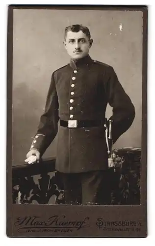 Fotografie Max Kaempf, Strassburg i / E., Portrait Soldat in Uniform mit Handschuhen