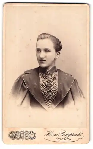 Fotografie Hans Rupprecht, Bremen, Portrait junge Dame mit Kragenbrosche und Halskette