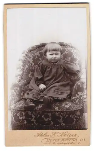 Fotografie H. Krüger, Hoyerswerda O / L., Portrait kleines Mädchen im hübschen Kleid auf Sessel sitzend