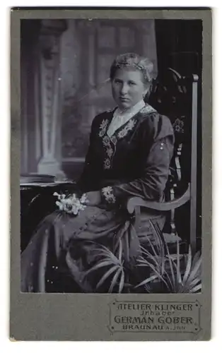 Fotografie German Gober, Braunau a / Inn, Portrait bürgerliche Dame mit Blume auf Stuhl sitzend
