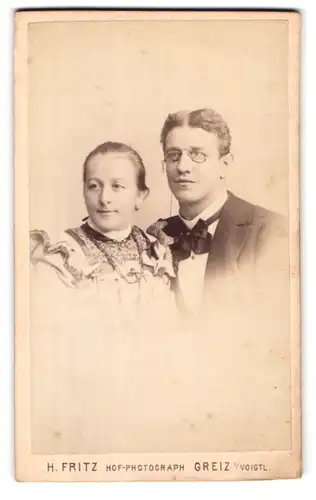 Fotografie H. Fritz, Greiz i/Voigtl., Weststrasse 6, Portrait Mann mit Zwicker und junge Frau