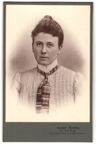 Fotografie Atelier Martha, Gross-Lichterfelde, Frau in weisser Bluse mit Krawatte