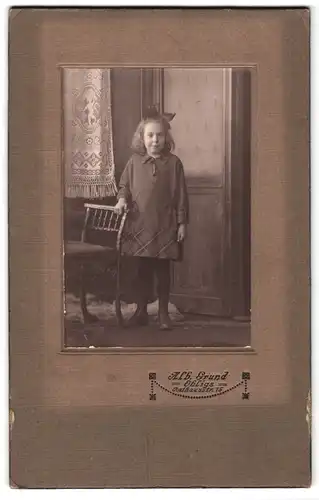 Fotografie Alb. Grund, Ohligs, Junges Mädchen im Sonntagskleid mit Schleife im Haar