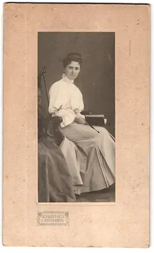 Fotografie Schuster & Co., Osnabrück, Dame in weisser Bluse mit grauem Rock