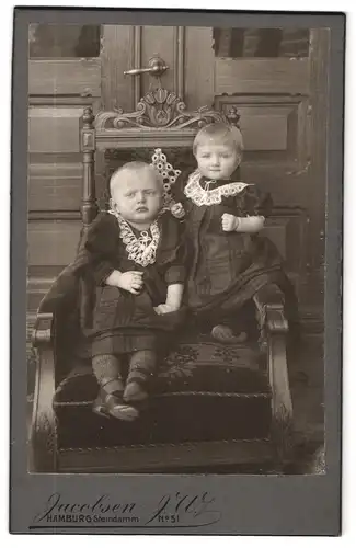Fotografie Jacobsen J. W., Hamburg, Geschwister in Sonntagskleidung auf einem Stuhl