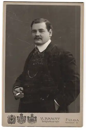 Fotografie H. Knauff, Fulda, Mann im Anzug mit gepunktetem Halstuch