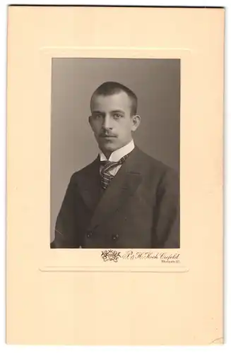Fotografie P. & H. Koch, Crefeld, Mann im Anzug mit kurzen Haaren