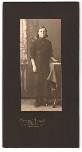 Fotografie Samson & Co. G. m. b. H., Mainz, Portrait bürgerliche Dame mit Buch an Tisch gelehnt