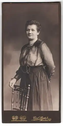 Fotografie Carl Beste, Minden i / W., Portrait junge Dame in modischer Kleidung mit Halskette