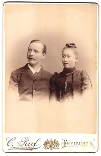 Fotografie C. Ruf, Freiburg i / B., Portrait junges Paar in zeitgenössischer Kleidung