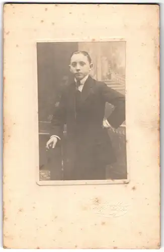 Fotografie Otto Radtke, Lennep, Portrait halbwüchsiger Knabe im Anzug mit Krawatte