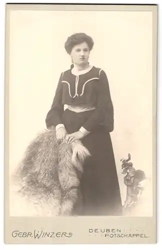 Fotografie Gebr. Winzer, Deuben, Portrait junge Dame im modischen Kleid an Fell gelehnt