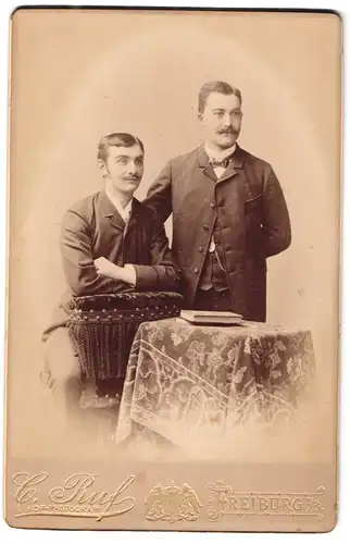 Fotografie C. Ruf, Freiburg i / B., Portrait zwei bürgerliche Herren in zeitgenössischer Kleidung