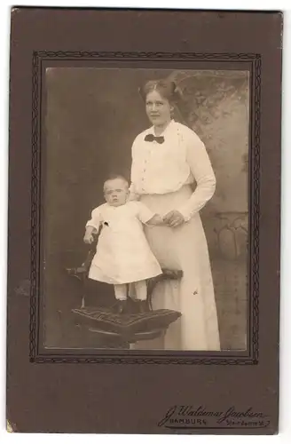 Fotografie J. Waldemar Jacobsen, Hamburg, Portrait bürgerliche Dame mit Kleinkind an der Hand