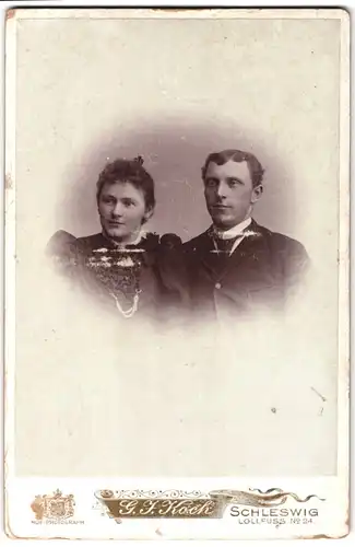 Fotografie G. J. Koch, Schleswig, Portrait junges Paar in hübscher Kleidung